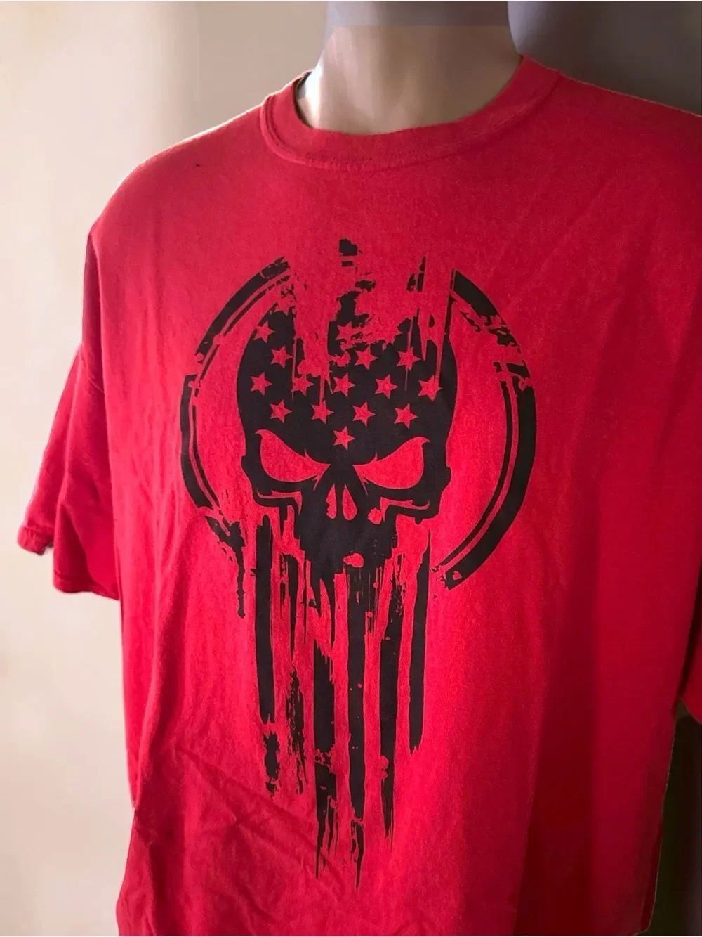 Red Graphic Short-Sleeve Men’s T-Shirt l 2X l VGUC
